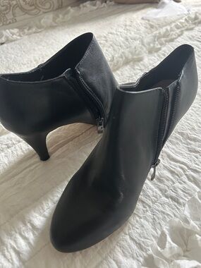 Vince Camuto Black Leather Ankle Booties with Side Zip